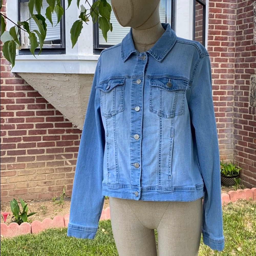 Beautiful stretchy jean jacket
